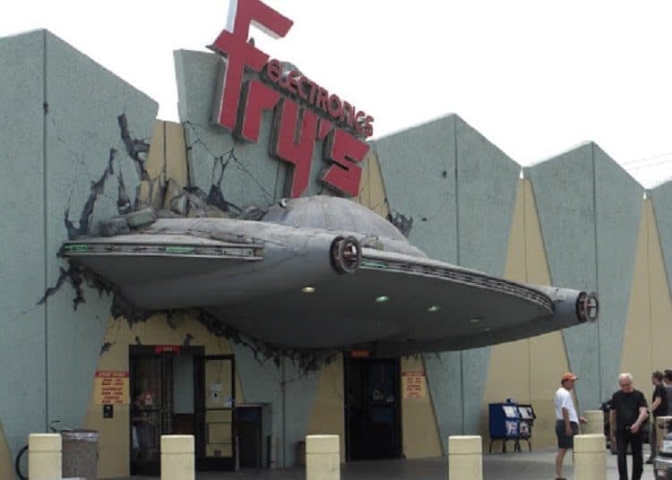 Loja da Fry's Eletronics com uma nave alienigena na porta
