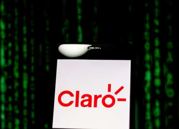 Logotipo da Claro na tela de um smartphone