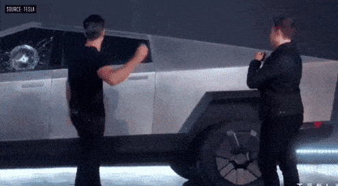 GIF mostra o momento em que a janela de um veículo Cybertruck, da Tesla, tem a sua janela quebrada, mesmo após o CEO da empresa prometer que elas seriam indestrutíveis