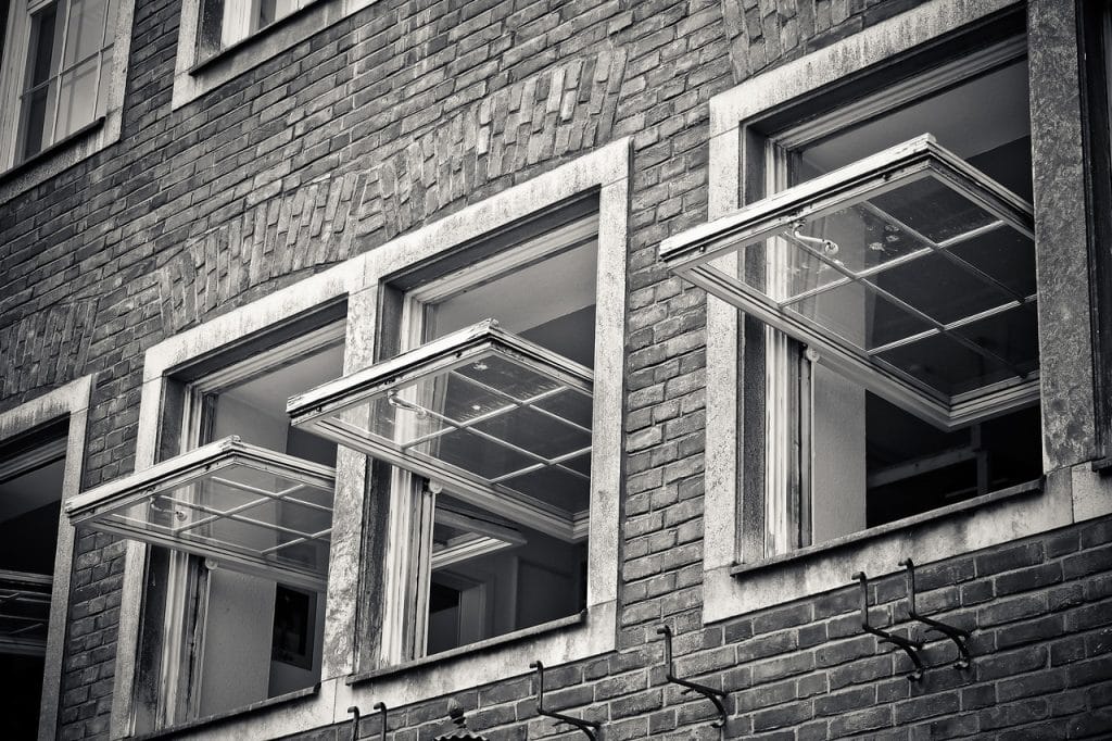 Janelas abertas de um edifício para ventilação do ar Janelas abertas de um edifício para ventilação do ar