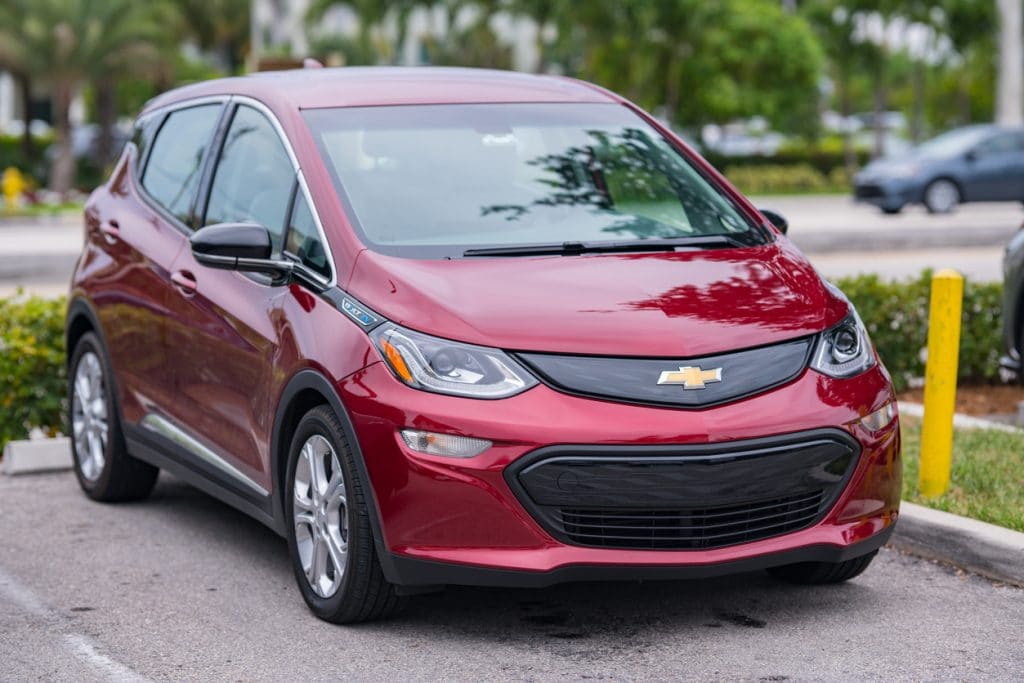 Modelo vermelho do Chevy Bolt EV estacionado