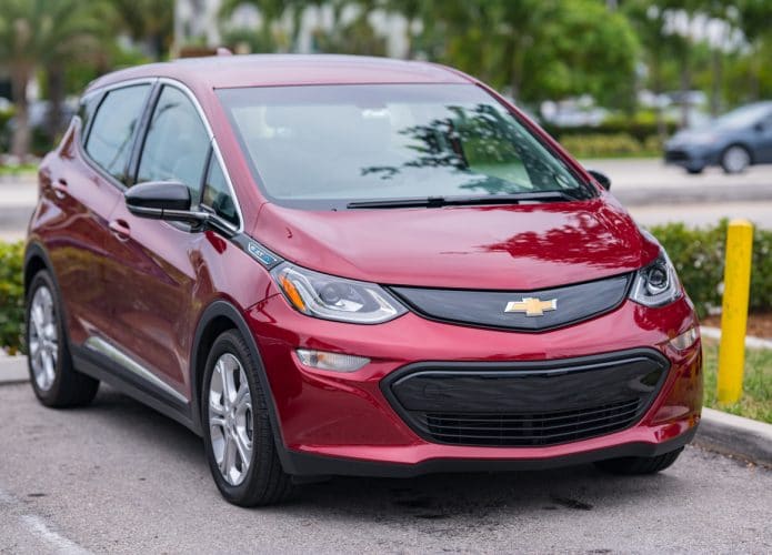 Modelo vermelho do Chevy Bolt EV estacionado