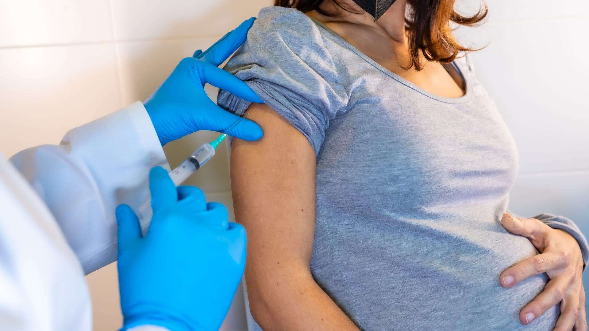 Gestante vacinada antes do parto passou anticorpos por cordão umbilical para o bebê