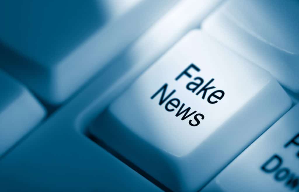 Tecla de computador com a frase "fake news"