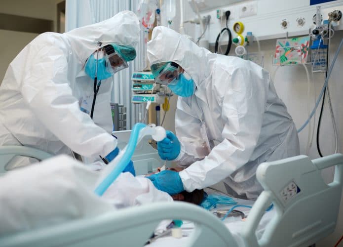 Paciente diagnosticado com Covid-19 sendo intubado