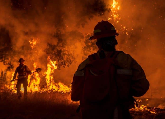 bombeiro em incêndio