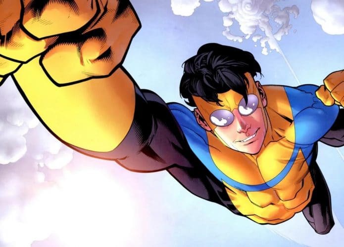 Painel mostrando o super herói dos quadrinhos, Invincible, durante vôo por um céu ensolarado