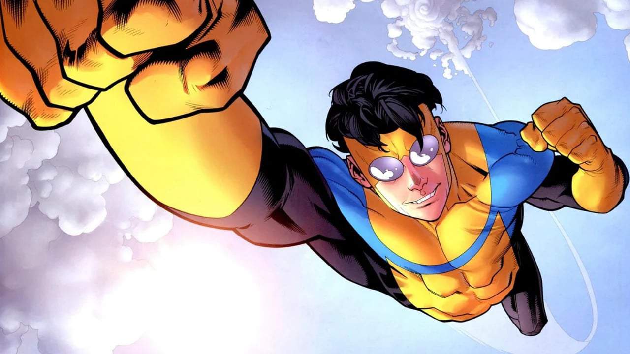 Painel mostrando o super herói dos quadrinhos, Invincible, durante vôo por um céu ensolarado