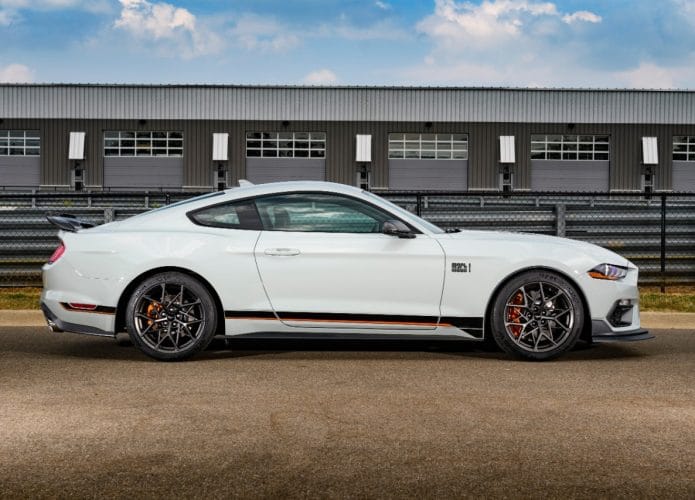 lateral-do-mustang-mach-1-2021-branco-parado-em-pista-de-corrida-695x500