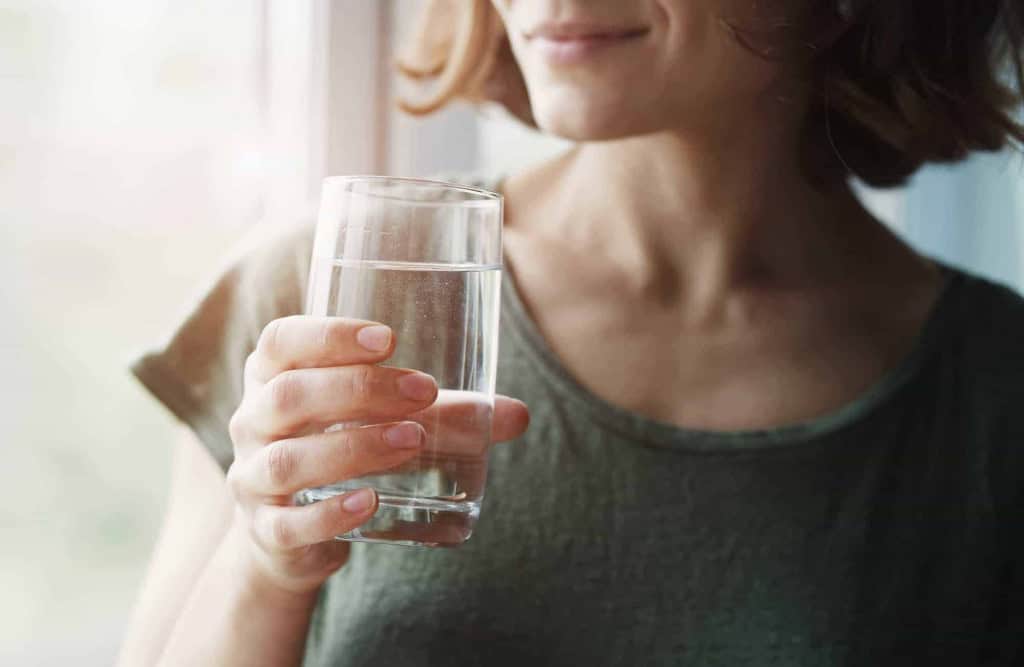 mulher com copo de agua