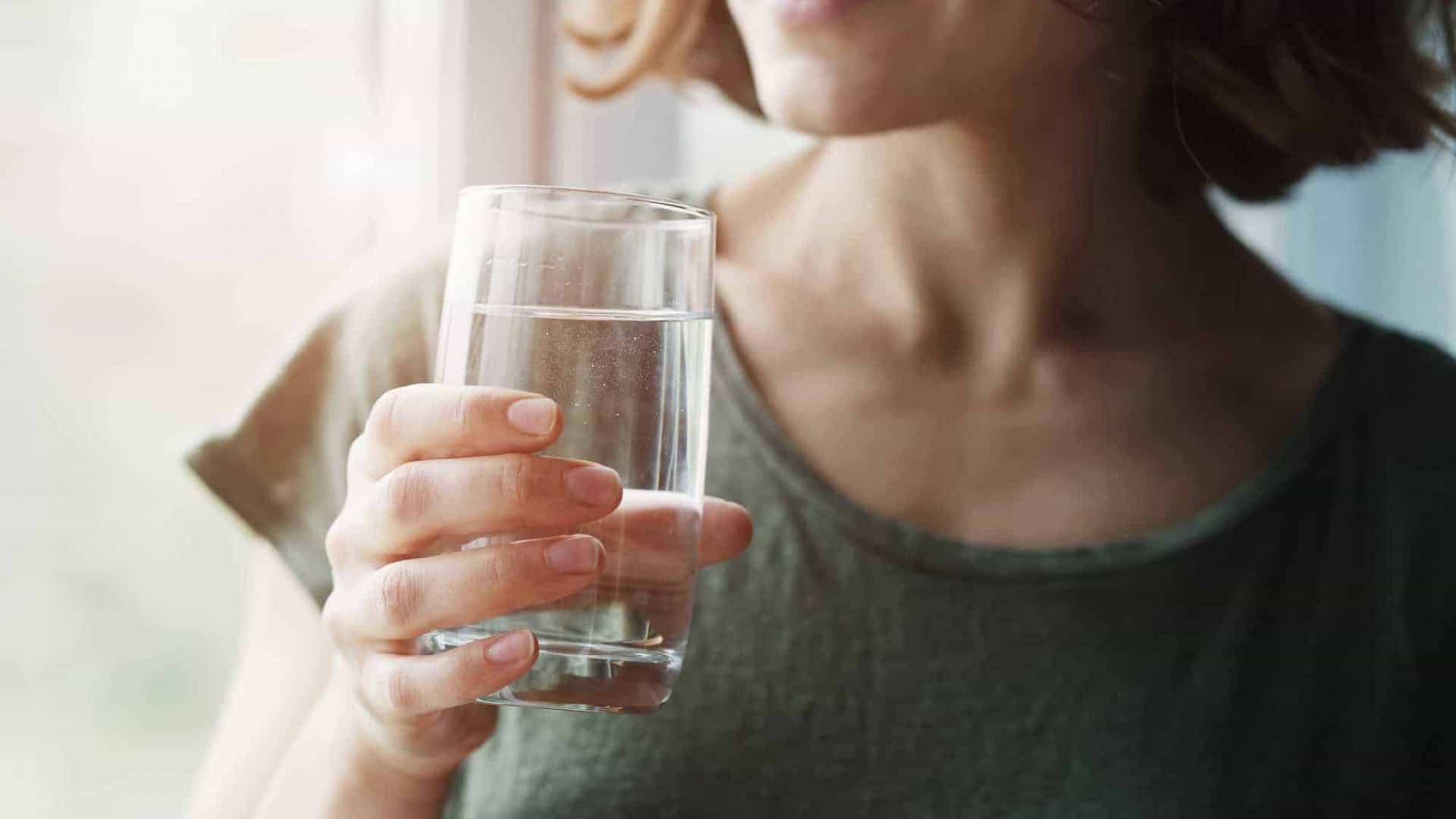 mulher com copo de agua