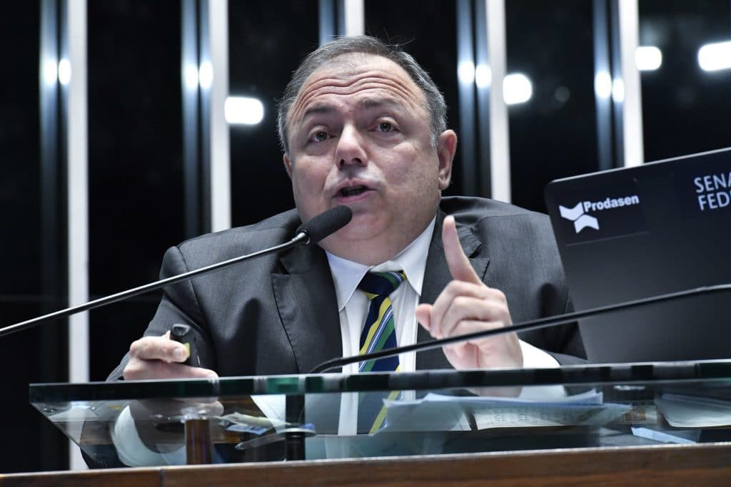 Imagem mostrando o ministro da saúde, Eduardo Pazuello, em sessão no Senado Federal