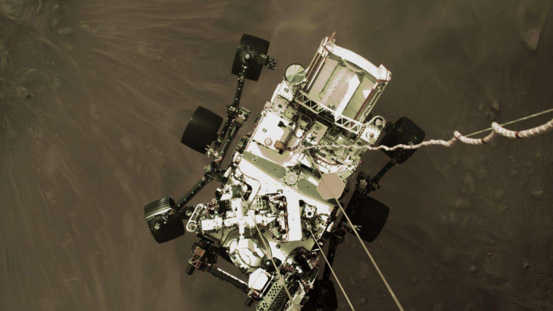 Rover Perseverance a poucos segundos de tocar o solo marciano