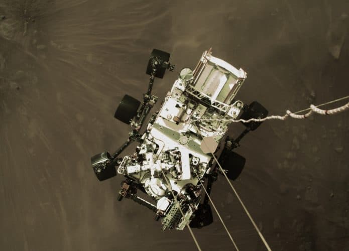 Rover Perseverance a poucos segundos de tocar o solo marciano