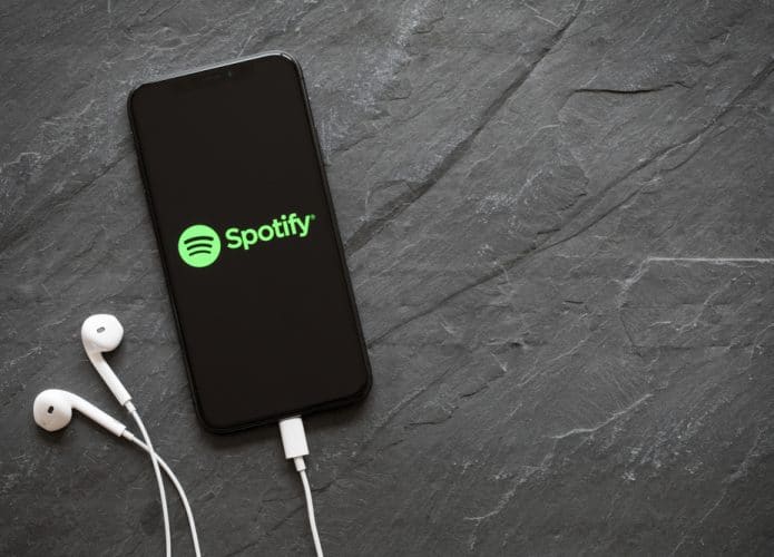 Celular exibindo a logo do Spotify