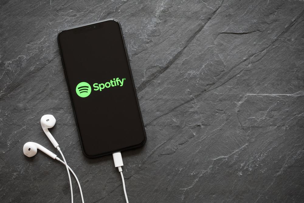 Celular exibindo a logo do Spotify