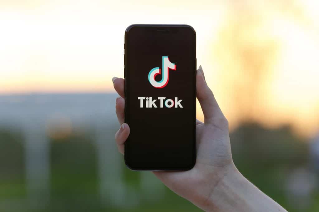 Celular exibindo a logo do TikTok