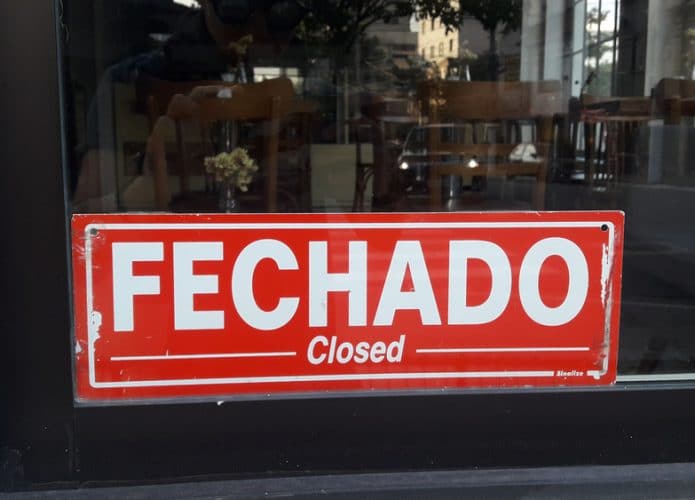 Fechado (Closed) sign