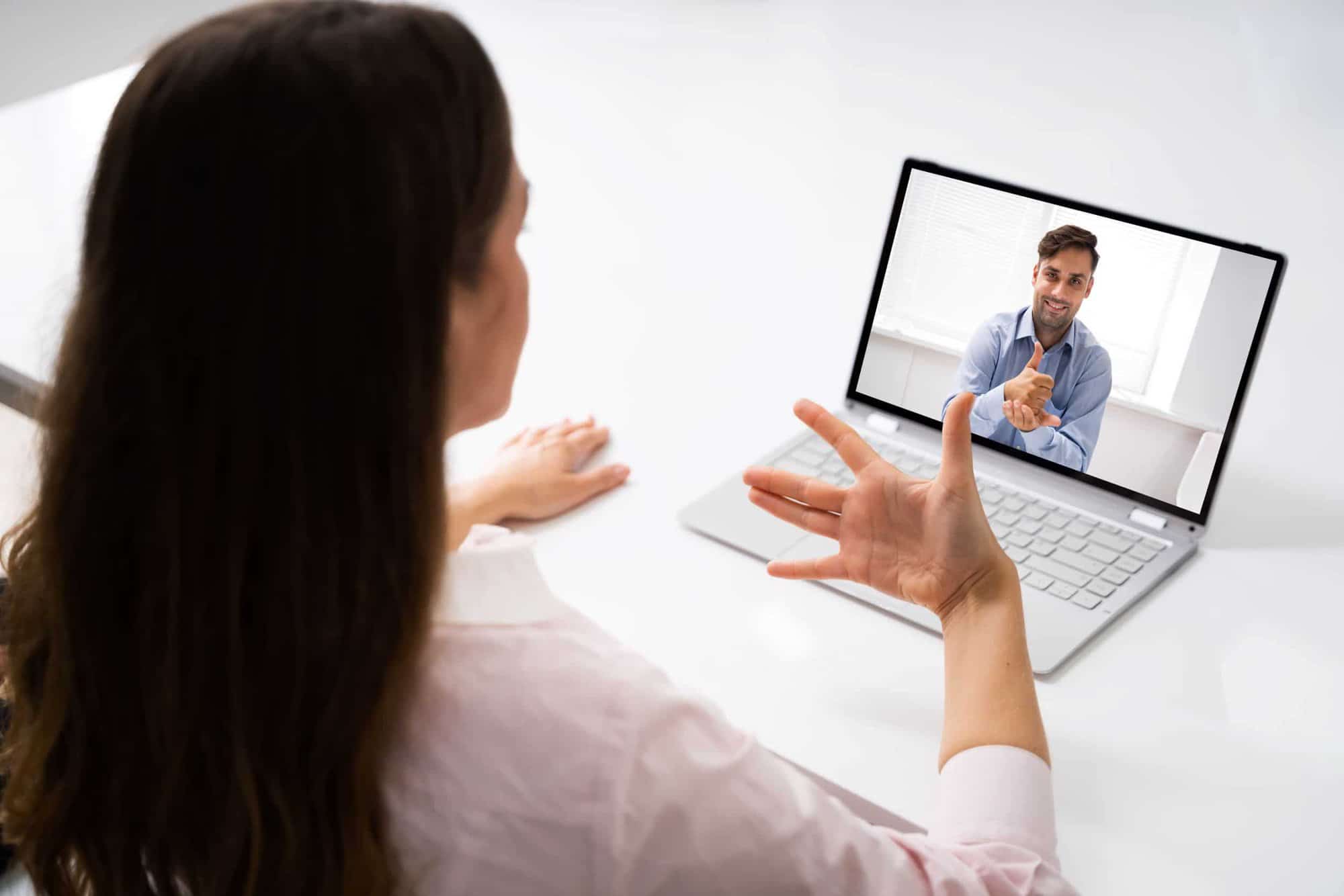 Você conhece o Icom? Aplicativo oferece tradução simultânea em Libras