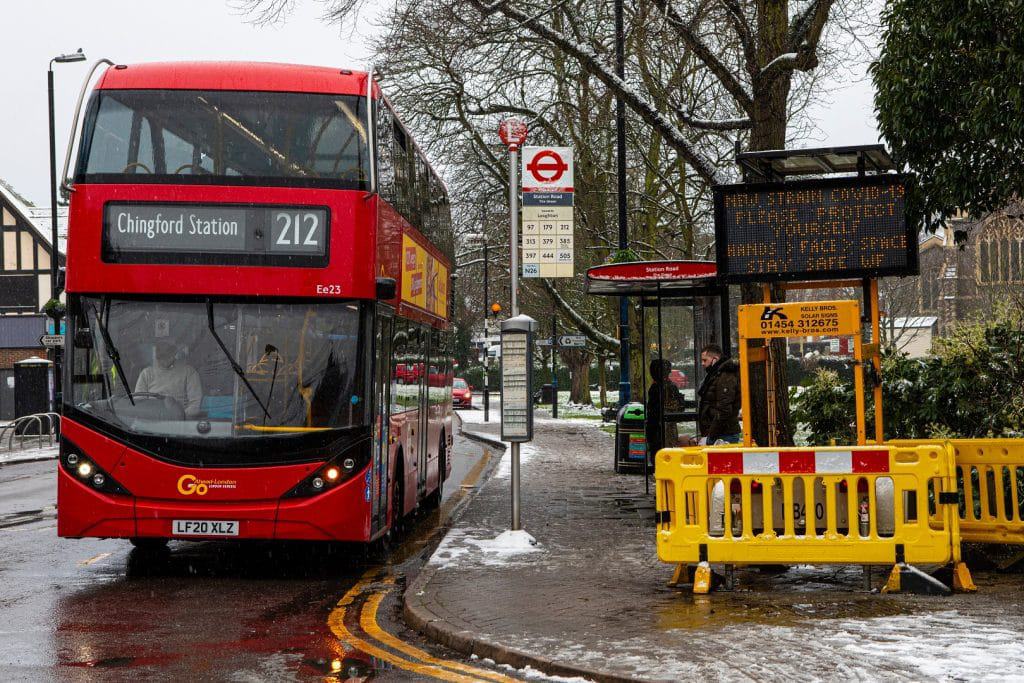 Uma placa de informação pública na Station Road em Chingford, Londres, lembra as pessoas sobre a nova variante de Covid-19 e pede para ficarem seguras