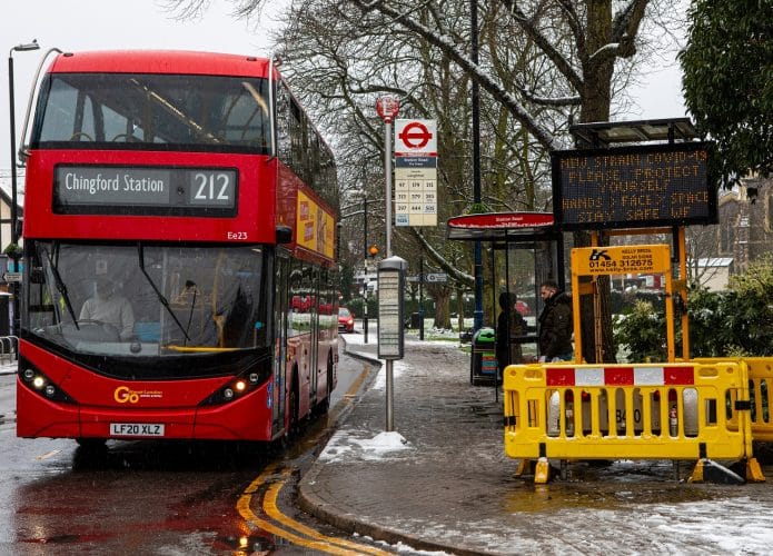 Uma placa de informação pública na Station Road em Chingford, Londres, lembra as pessoas sobre a nova variante de Covid-19 e pede para ficarem seguras