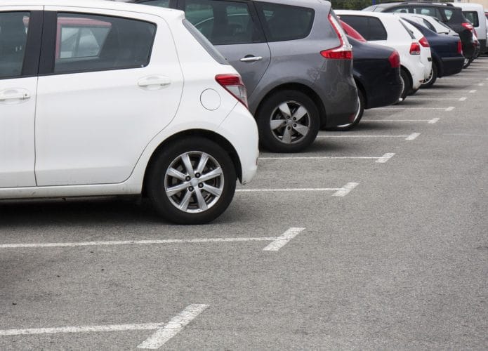 Carros no estacionamento