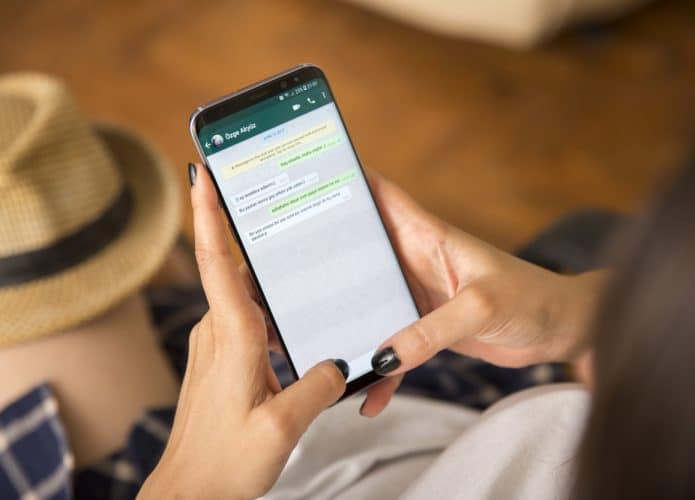 Pessoa mexe no aplicativo WhatsApp