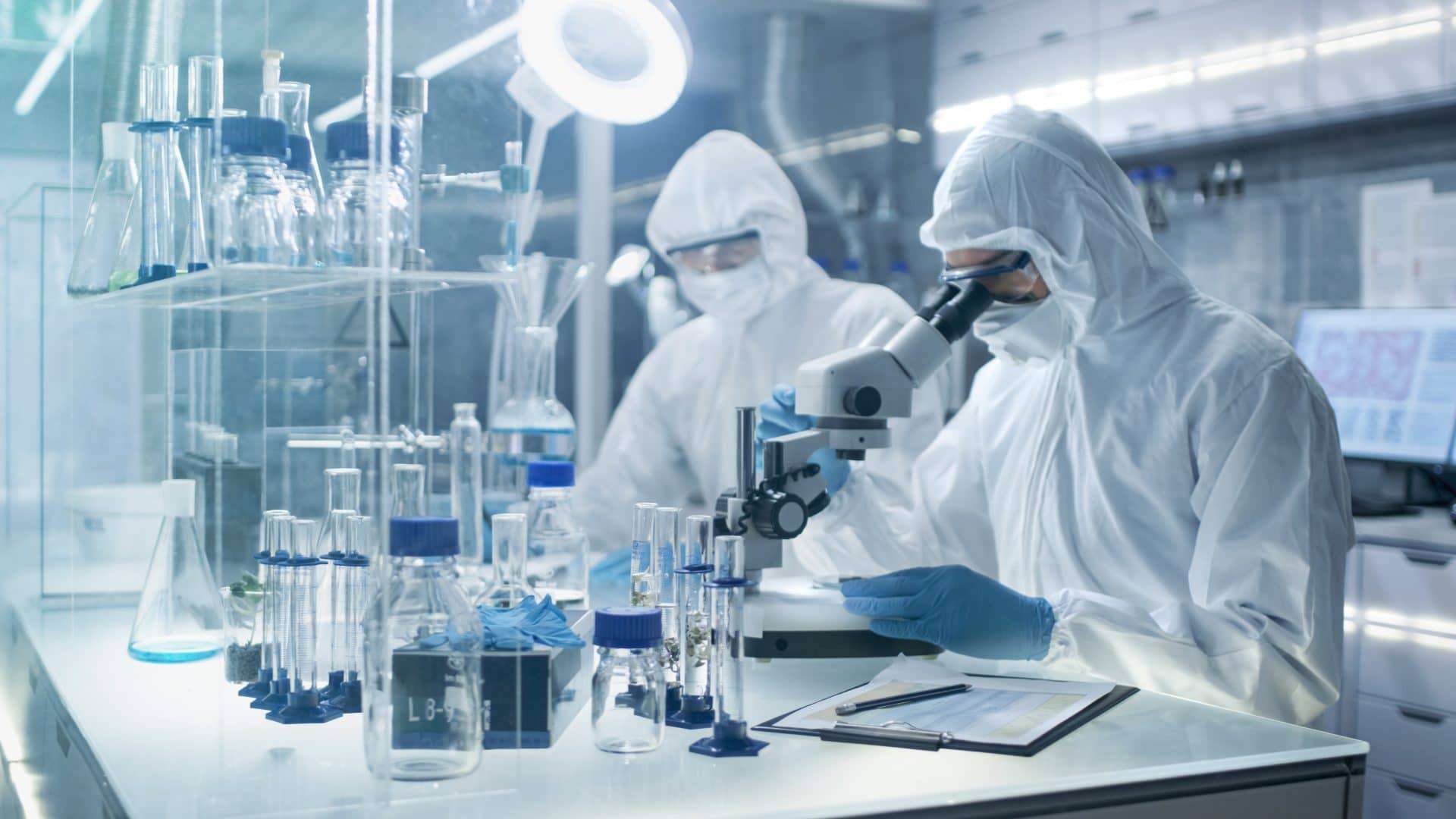 Pesquisadores em laboratório