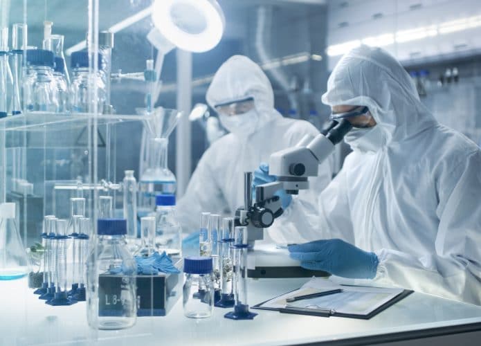 Pesquisadores em laboratório
