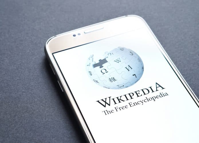 Telefone celular com a imagem da Wikipedia