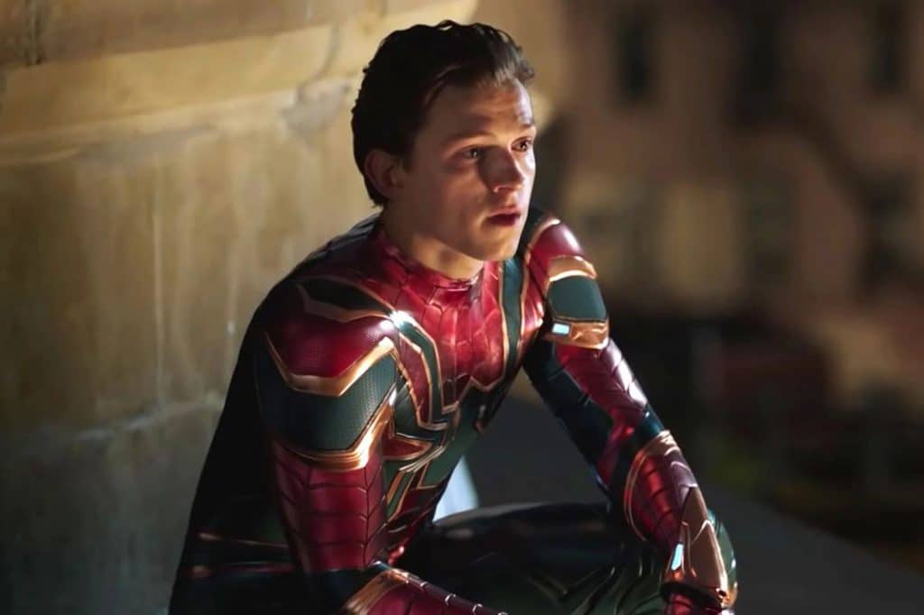 Imagem mostra Tom Holland vestido de Homem-Aranha para os filmes da Marvel