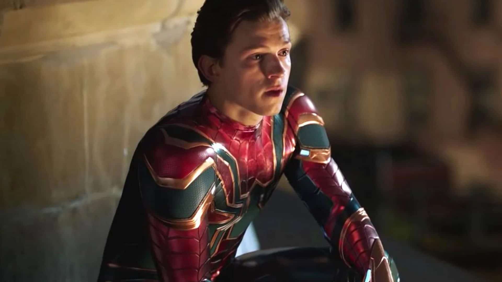 Imagem mostra Tom Holland vestido de Homem-Aranha para os filmes da Marvel