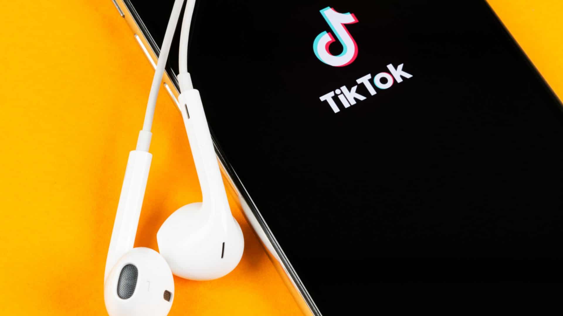 tiktok e fones de ouvido