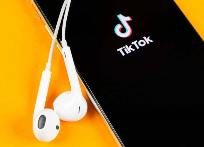 tiktok e fones de ouvido