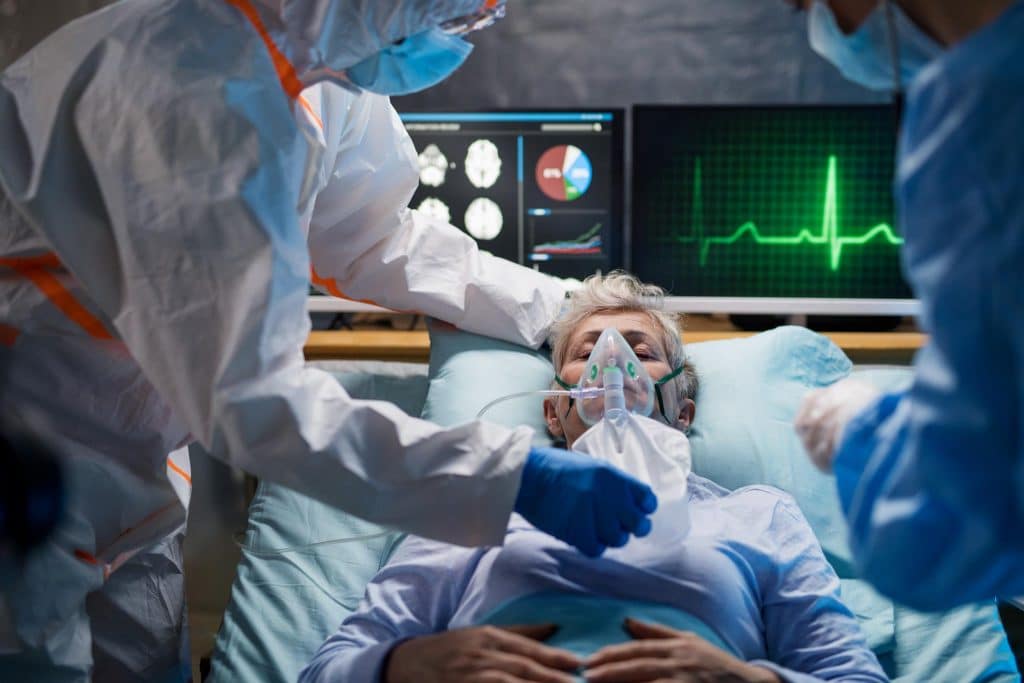 imagem de uma mulher sendo entubada em um leito de hospital