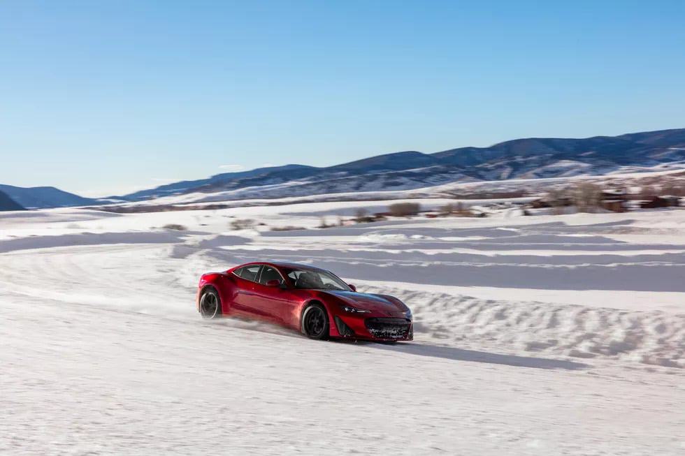 Supercarro elétrico da Drako Motors impressiona ao fazer drifting em lago congelado. Imagem: Drako Motors/Reprodução