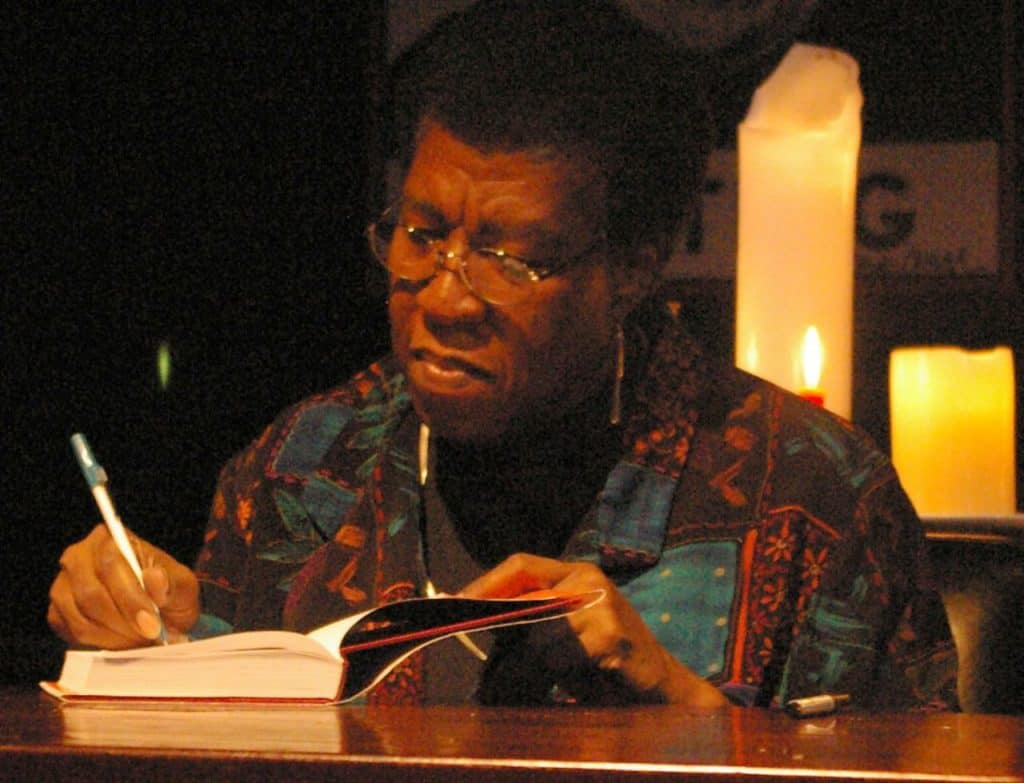 A escritora de ficção científica Octavia E. Butler autografando um de seus livros em 2005