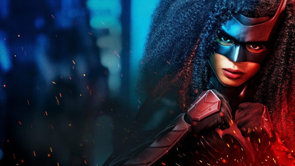 Imagem mostra a atriz Javicia Leslie, caracterizada como a personagem "Batwoman", da série de mesmo nome veiculada pela DC