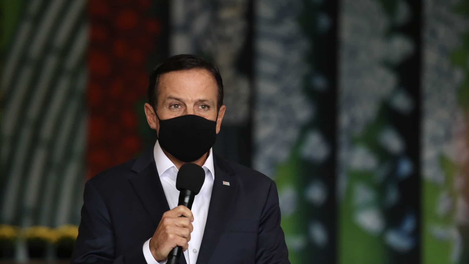 João Doria em coletiva anunciando novas medidas de combate contra a Covid-19