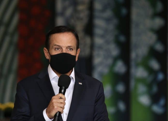 João Doria em coletiva anunciando novas medidas de combate contra a Covid-19