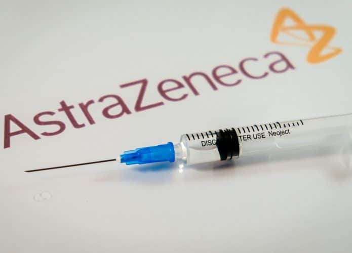 Logo da AstraZeneca com uma amostra de vacina contra a Covid-19