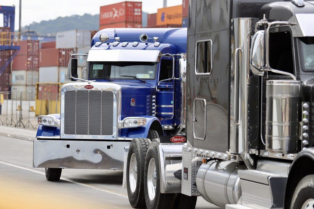 Caminhões da franquia 'Transformers', de quase R$ 1,5 milhão, chegam ao Brasil. Imagem: Portos do Paraná/Divulgação