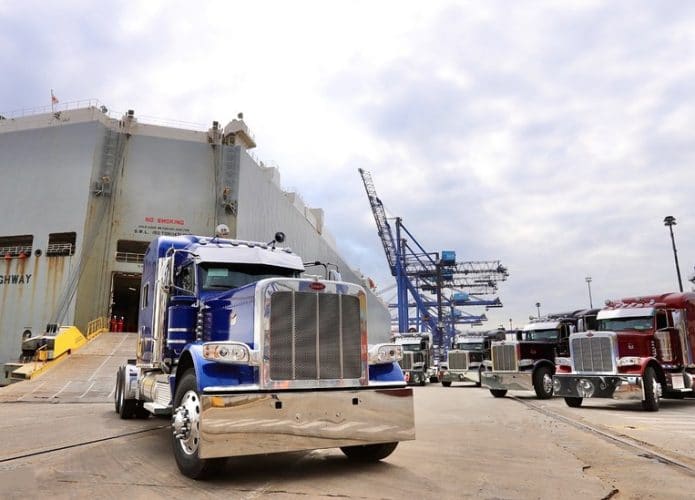 Caminhões da franquia 'Transformers', de quase R$ 1,5 milhão, chegam ao Brasil. Imagem: Portos do Paraná/Divulgação