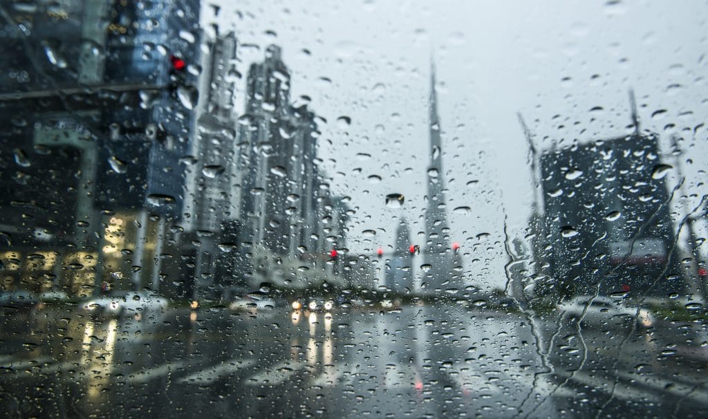 Chuva em Dubai, nos Emirados Árabes. Imagem: Naufal MQ/Reprodução/Shuttershock