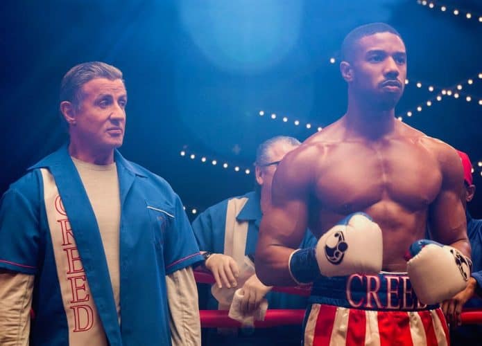 Creed e Rocky em pé no ringue enquanto o lutador creed é apresentado