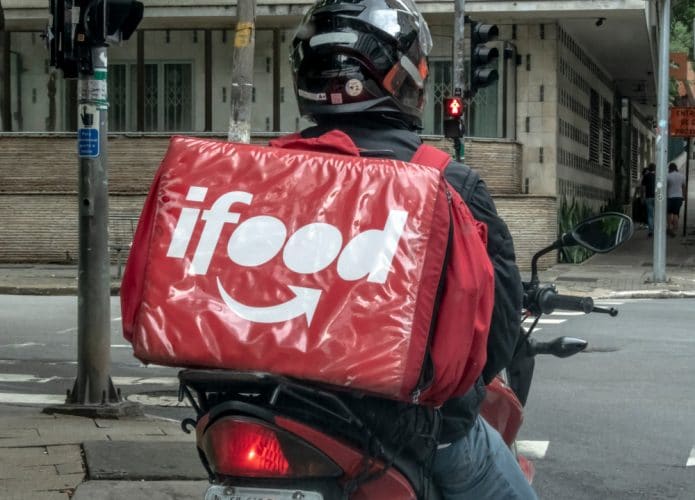 Entregador do iFood parado