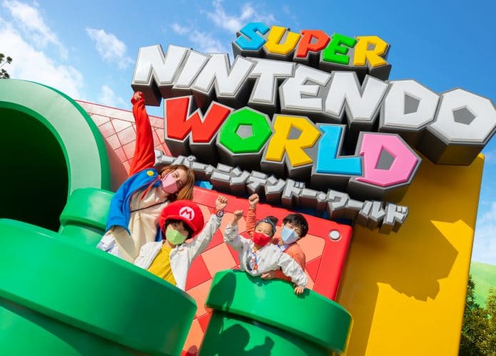 Fãs curtem a atração Super Nintendo World na cerimônia de inauguração. Imagem: Nintendo/Divulgação
