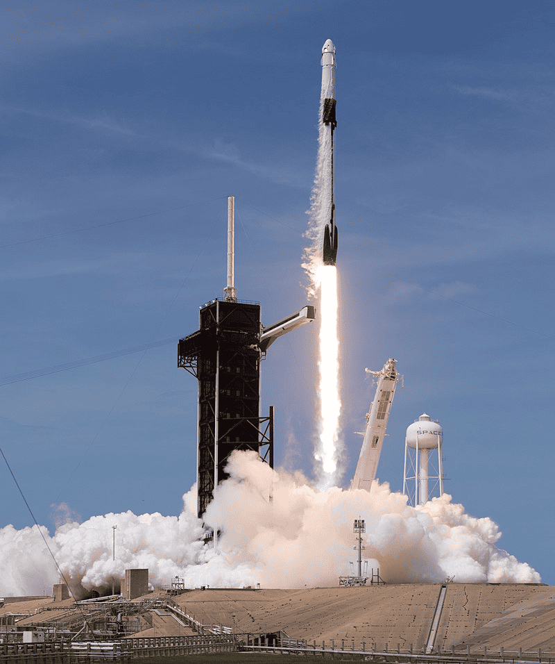Foguete-Falcon-9-da-Space-X-em-lancamento-no-Kennedy-Space-Center.png