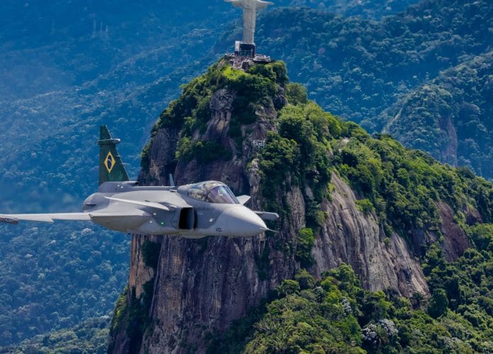 Caça F-39 Gripen da FAB, sobrevoando o RJ com o Cristo Redentor ao fundo