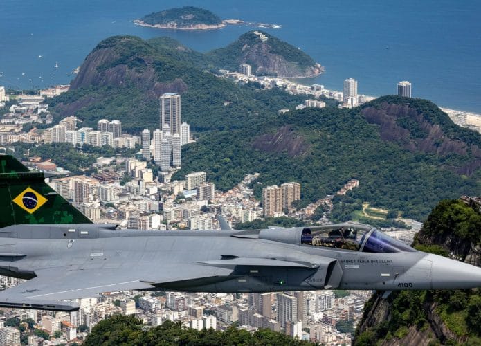 Caça F-39 Gripen da FAB sobrevoa o Rio de Janeiro